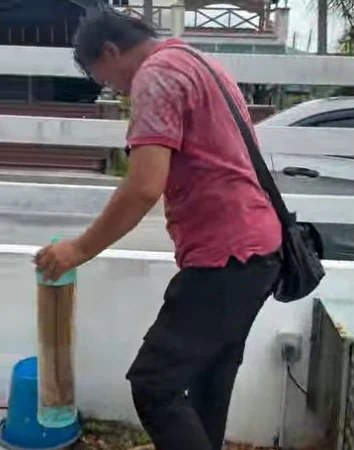 Inspecting a removed cartridge at the customer’s site.